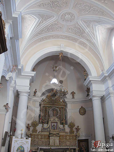 altare della chiesa dedicata alla madonna